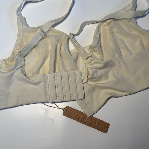 SKIMS White Bra, Size 40C - Picture 4 of 5